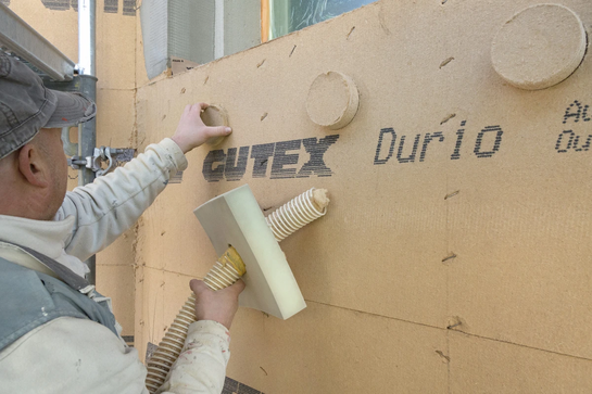 Die Holzfaserdämmplatten GUTEX Durio Thermowall ließen sich vor Ort mit einer gängigen Dämmstoffsäge zuschneiden.